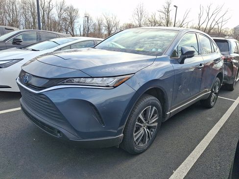 Certified 2022 Toyota Venza LE image 2