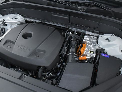 Certified 2025 Volvo XC90 T8 Plus w/ Protection Package Premier image 42