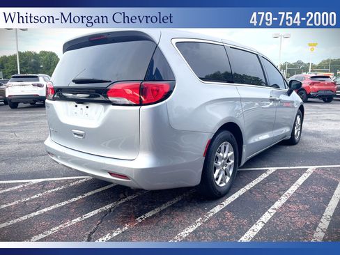 Used 2022 Chrysler Voyager LX image 5