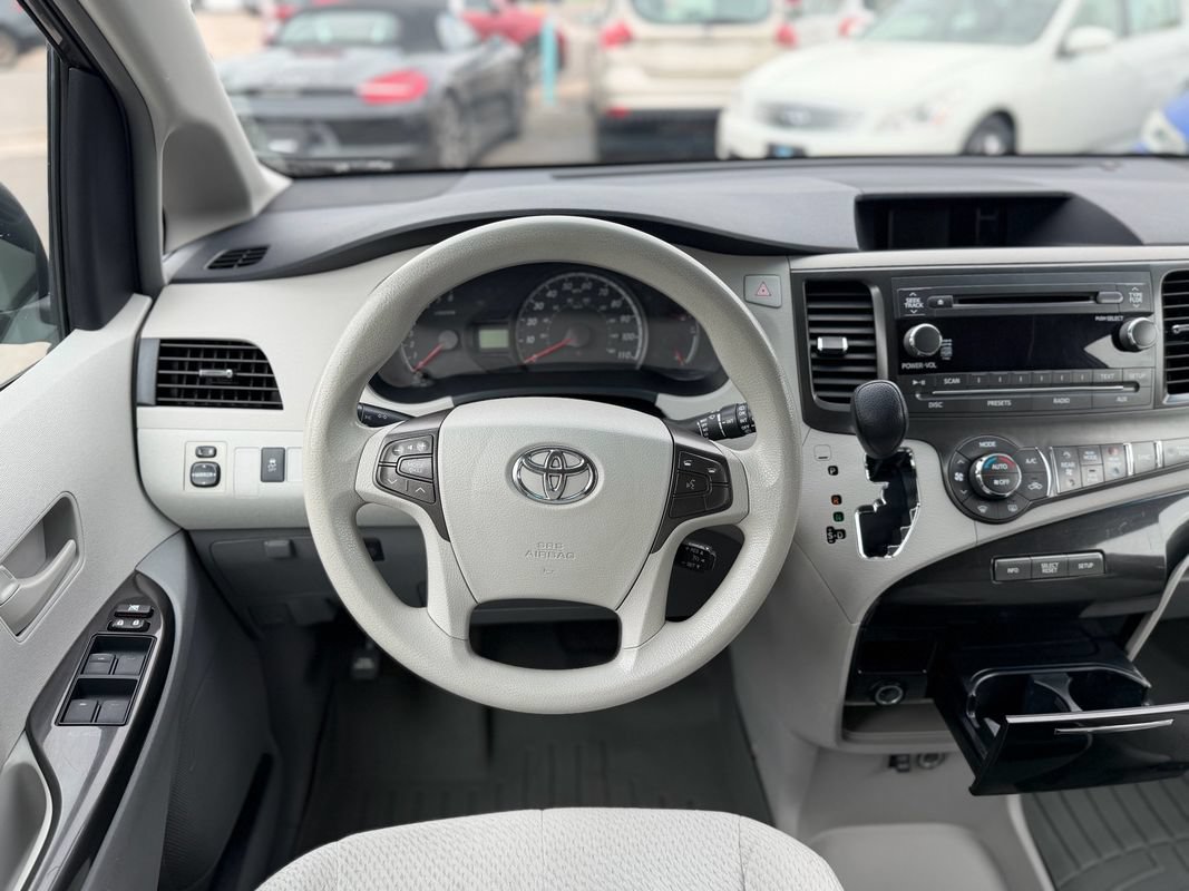 Used 2013 Toyota Sienna LE w/ Towing Pkg AWD/4WD image 16
