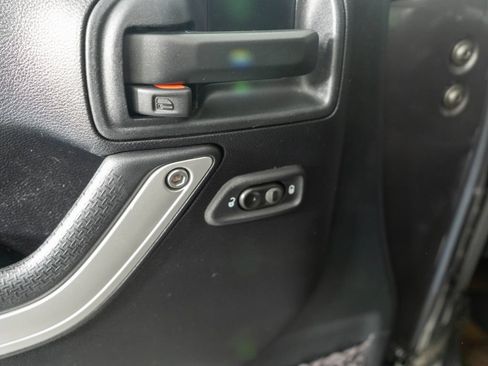 Used 2016 Jeep Wrangler Unlimited Sahara w/ Connectivity Group AWD/4WD image 21