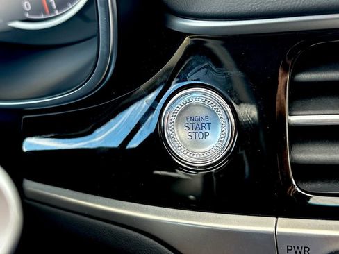 Used 2025 Genesis G70 2.5T image 19