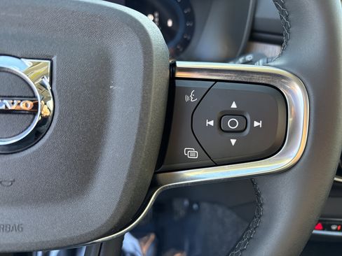 Used 2025 Volvo XC40 B5 Core image 24