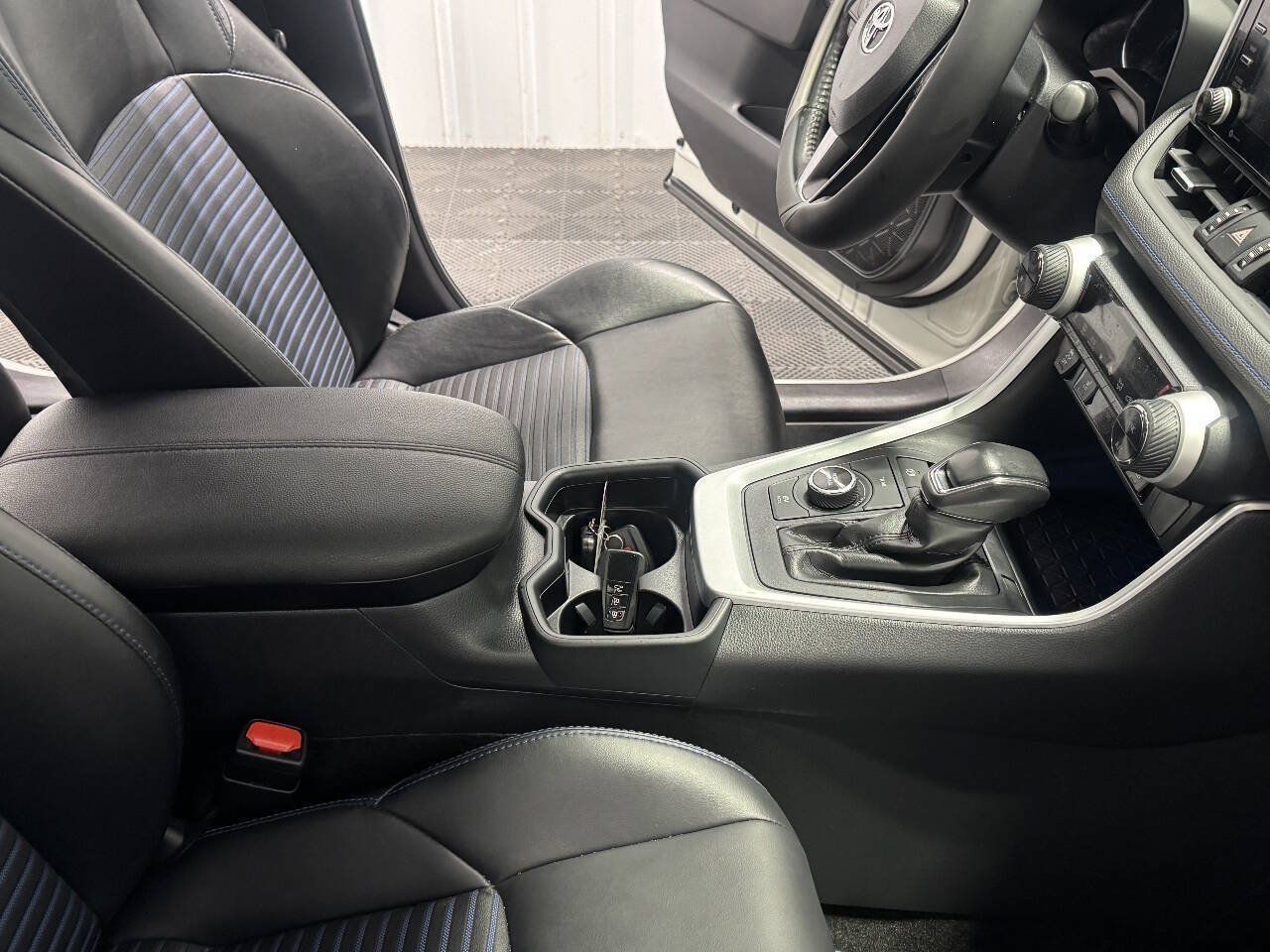 Used 2019 Toyota RAV4 XSE AWD/4WD image 24