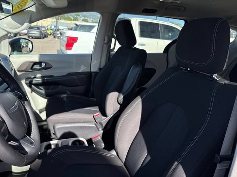 Used 2022 Chrysler Voyager LX FWD image 22