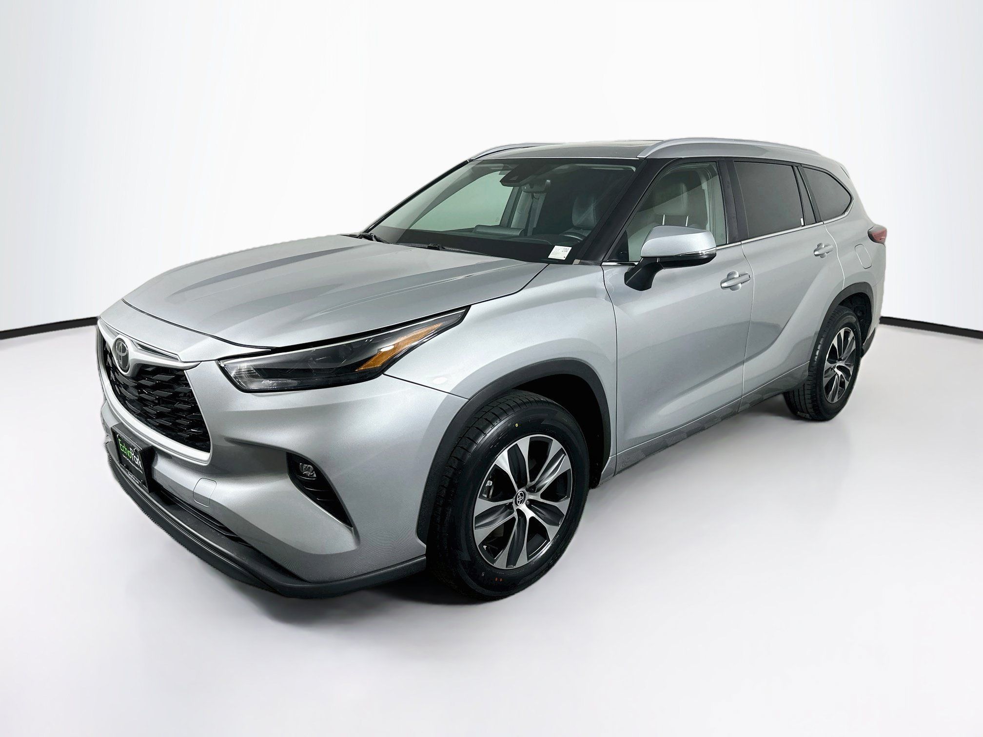 Used 2023 Toyota Highlander XLE FWD image 3