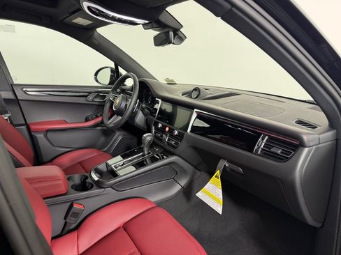 Certified 2026 Porsche Macan AWD/4WD image 15
