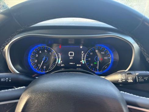 Used 2023 Chrysler Pacifica Touring-L FWD image 27