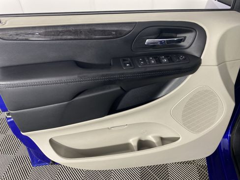 Used 2018 Dodge Grand Caravan SE w/ UConnect Hands-Free Group FWD image 12