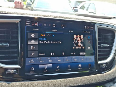 Used 2025 Chrysler Pacifica Select FWD image 6
