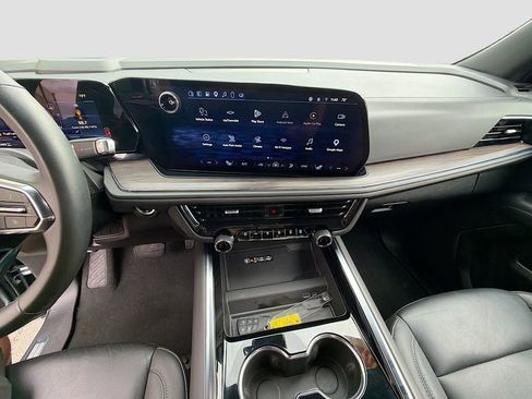 Used 2025 Chevrolet Suburban Z71 AWD/4WD image 28