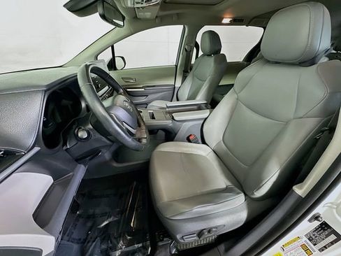 Used 2021 Toyota Sienna XLE image 12