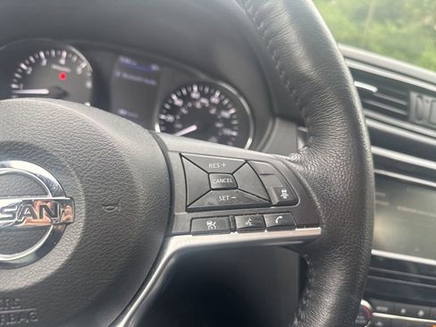 Used 2018 Nissan Rogue SV w/ Sun & Sound Touring Package FWD image 19