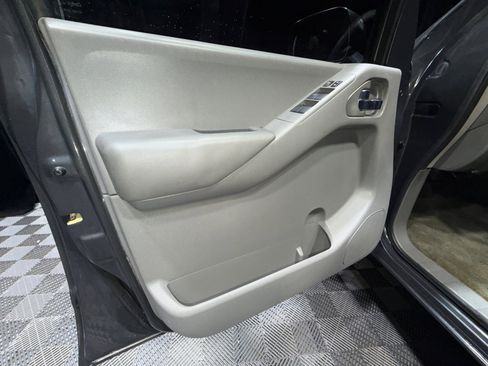 Used 2010 Nissan Frontier SE image 13