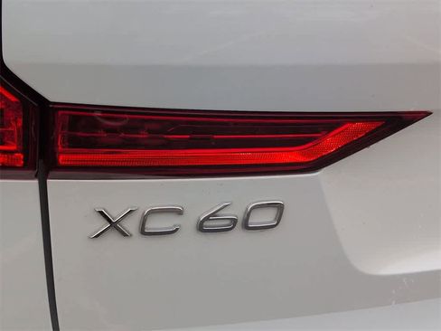 Used 2023 Volvo XC60 B5 Ultimate image 13