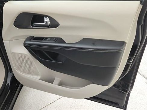 Used 2022 Chrysler Pacifica Touring-L image 20