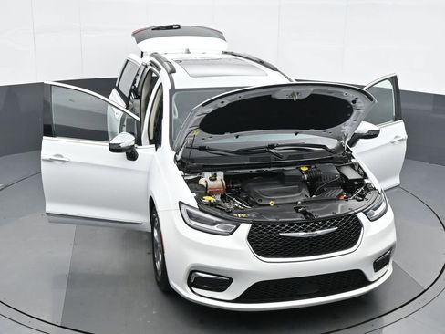 Used 2023 Chrysler Pacifica Limited FWD image 34