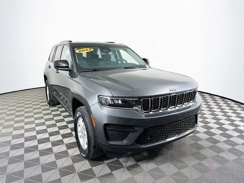 Certified 2022 Jeep Grand Cherokee Laredo w/ Luxury Tech Group I image 2