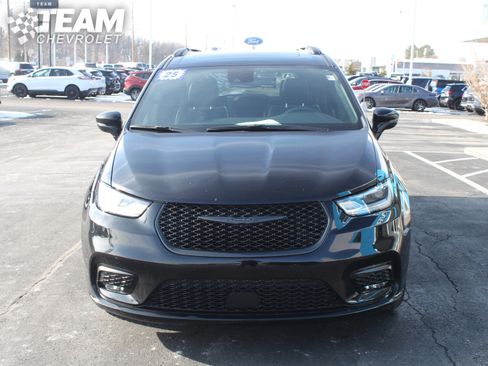 Used 2025 Chrysler Pacifica Limited image 9