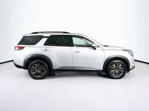 Used 2024 Nissan Pathfinder SV image 10