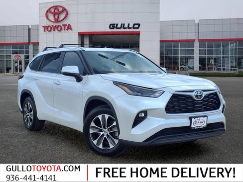Certified 2025 Toyota Highlander XLE FWD image 1