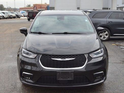 Used 2023 Chrysler Pacifica Touring-L image 3