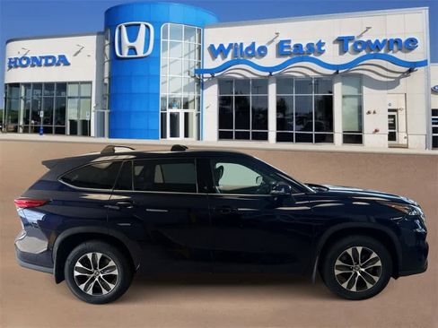 Used 2022 Toyota Highlander XLE image 9