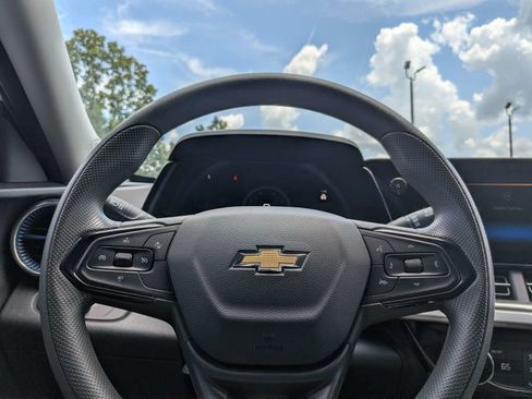 Used 2025 Chevrolet Trax LT FWD image 25