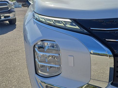 Used 2024 Mitsubishi Outlander SE Black Edition image 7