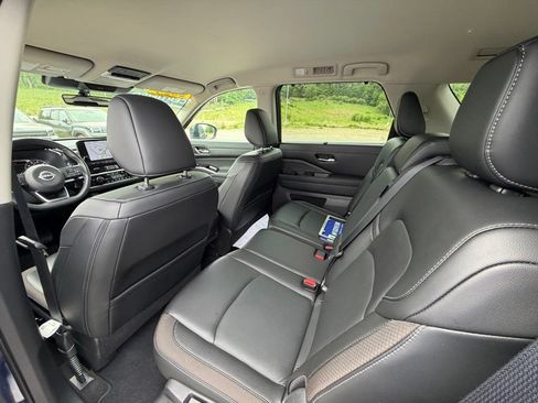 Used 2023 Nissan Pathfinder SL w/ Lighting Package (N92) AWD/4WD image 11