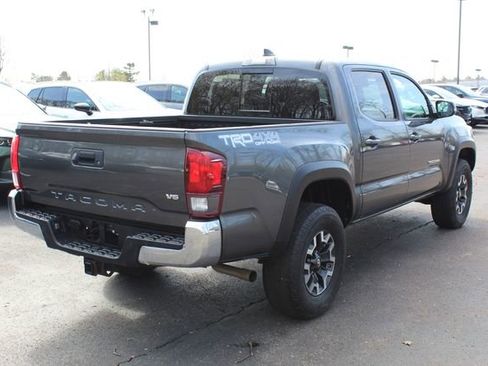 Used 2019 Toyota Tacoma TRD Off-Road AWD/4WD image 3