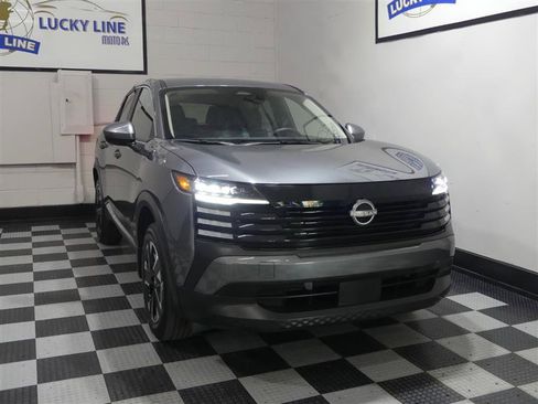 Used 2025 Nissan Kicks SV AWD/4WD image 5