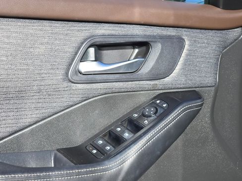 Used 2023 Nissan Rogue SV image 12