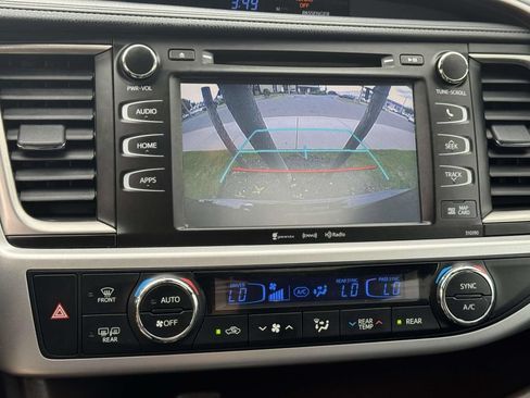 Used 2019 Toyota Highlander XLE AWD/4WD image 28