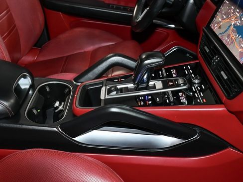 Used 2021 Porsche Cayenne Turbo w/ Assistance Package image 60