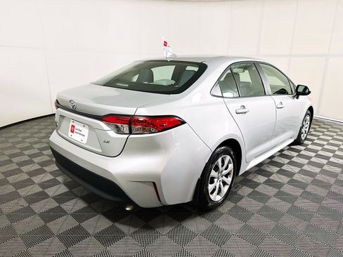 Used 2025 Toyota Corolla LE image 3