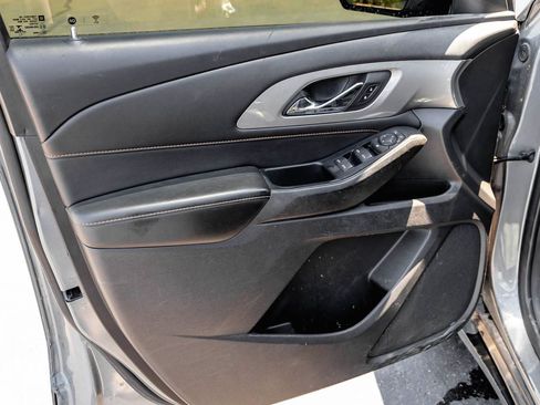 Used 2021 Chevrolet Traverse LS FWD image 9