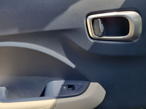 Used 2020 Hyundai Venue FWD image 19