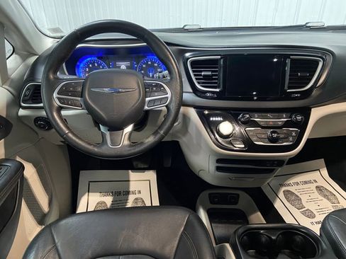 Used 2020 Chrysler Pacifica Touring-L image 8
