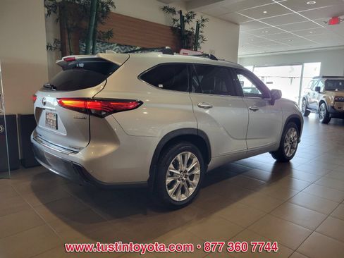 Used 2023 Toyota Highlander Limited w/ Protection Package #3 (TMS) AWD/4WD image 4
