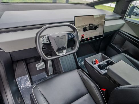 Used 2025 Tesla Cybertruck AWD Crew Cab image 4