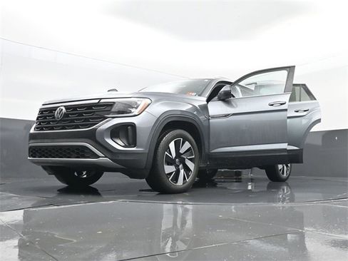 Used 2025 Volkswagen Atlas Cross Sport SE image 34