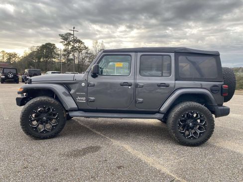 Used 2018 Jeep Wrangler Unlimited Sahara image 4