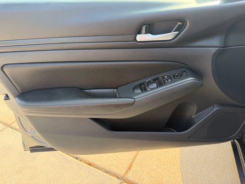 Used 2025 Nissan Altima 2.5 SV FWD image 13