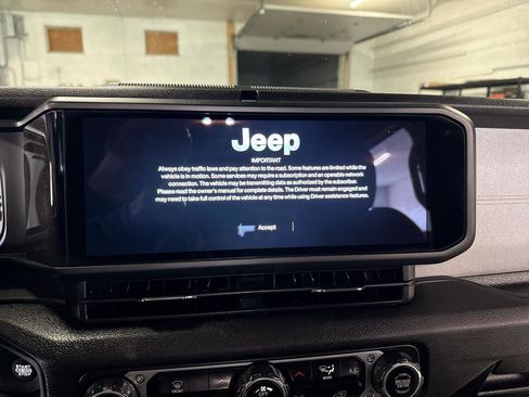 Used 2024 Jeep Wrangler Unlimited image 17