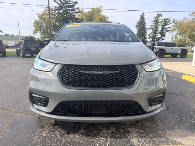 Used 2025 Chrysler Pacifica Limited FWD image 3