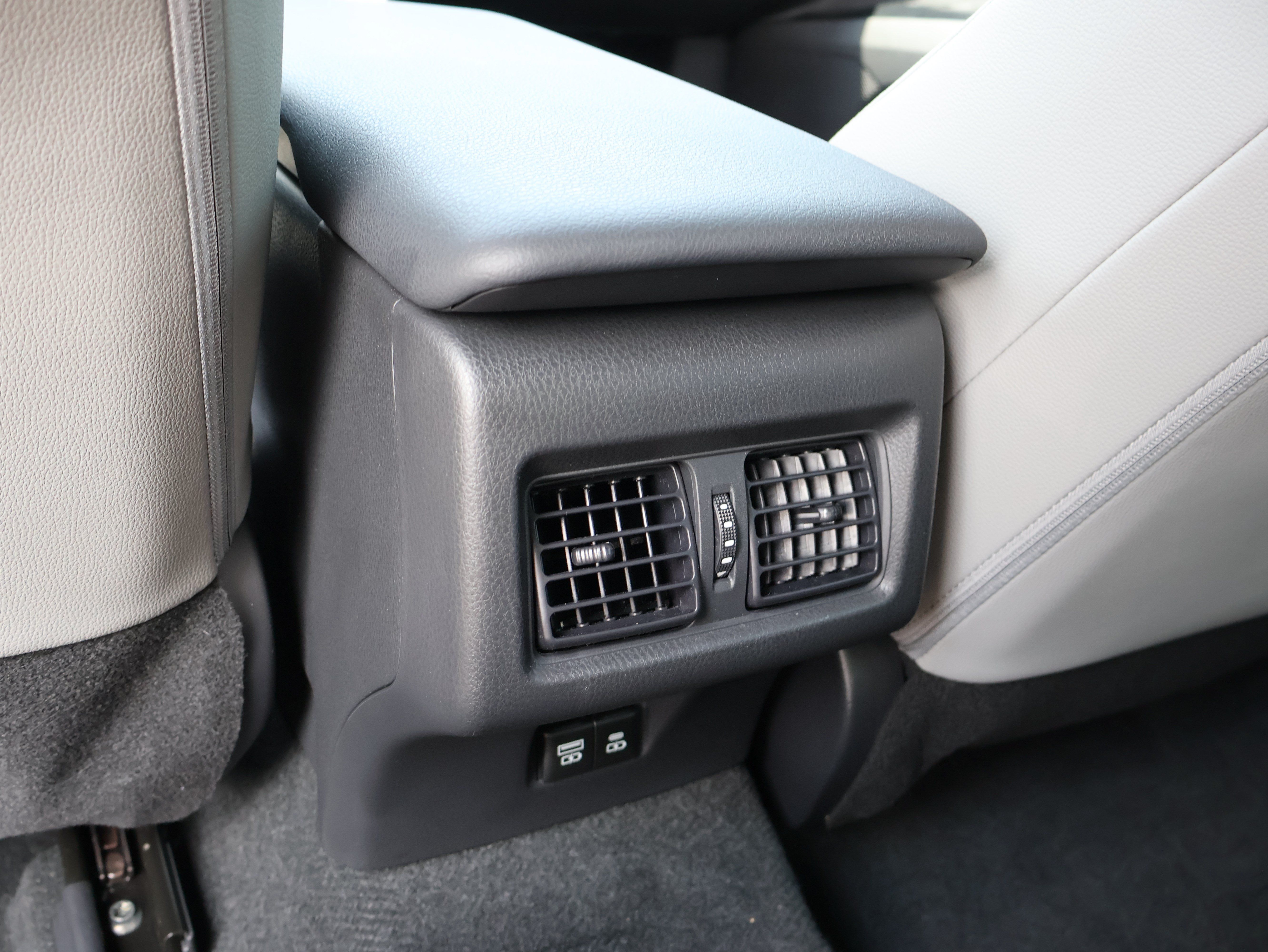 Used 2025 Toyota Camry SE FWD image 10