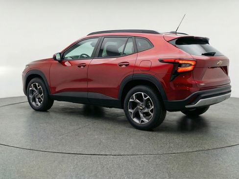 Used 2025 Chevrolet Trax LT FWD image 6