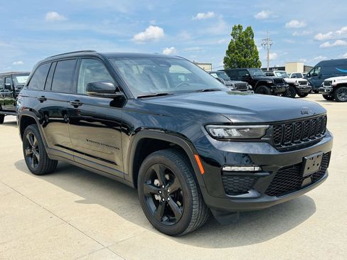Used 2023 Jeep Grand Cherokee Limited w/ Black Appearance Package AWD/4WD image 2