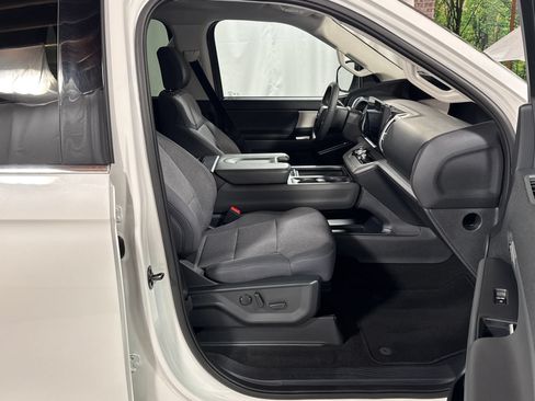 Used 2025 Ford Expedition Active AWD/4WD image 28